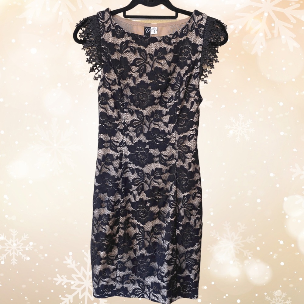 Windsor Body Con Lace Overlay Holiday Dress (Size S)